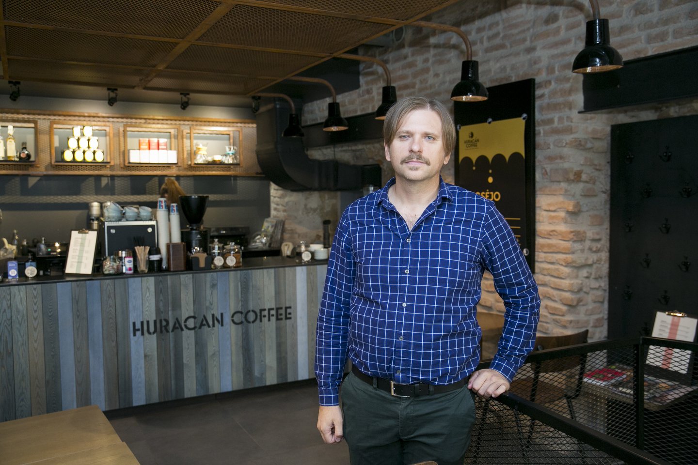 Vytautas Kratulis – vienas tokių kavos ekspertų, kuris tikrai gali apibūdinti tikrą, kokybišką šviežios kavos skonį.<br> T.Bauro nuotr.