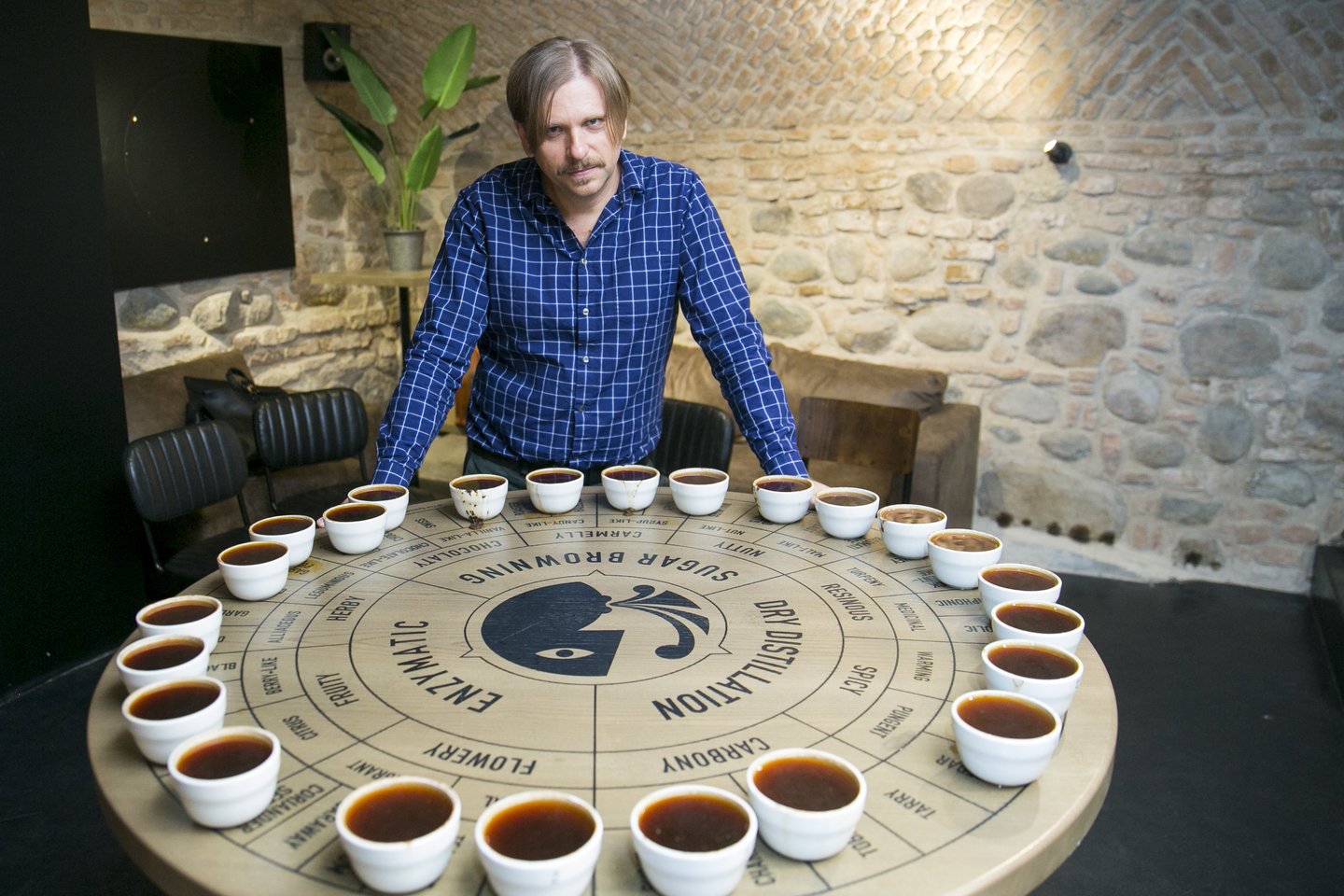Vytautas Kratulis – vienas tokių kavos ekspertų, kuris tikrai gali apibūdinti tikrą, kokybišką šviežios kavos skonį.<br> T.Bauro nuotr.