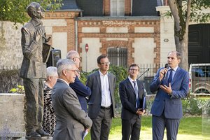 Oskaro Milašiaus draugystę su sparnuočiais Fontenblo parke gaubia legendos