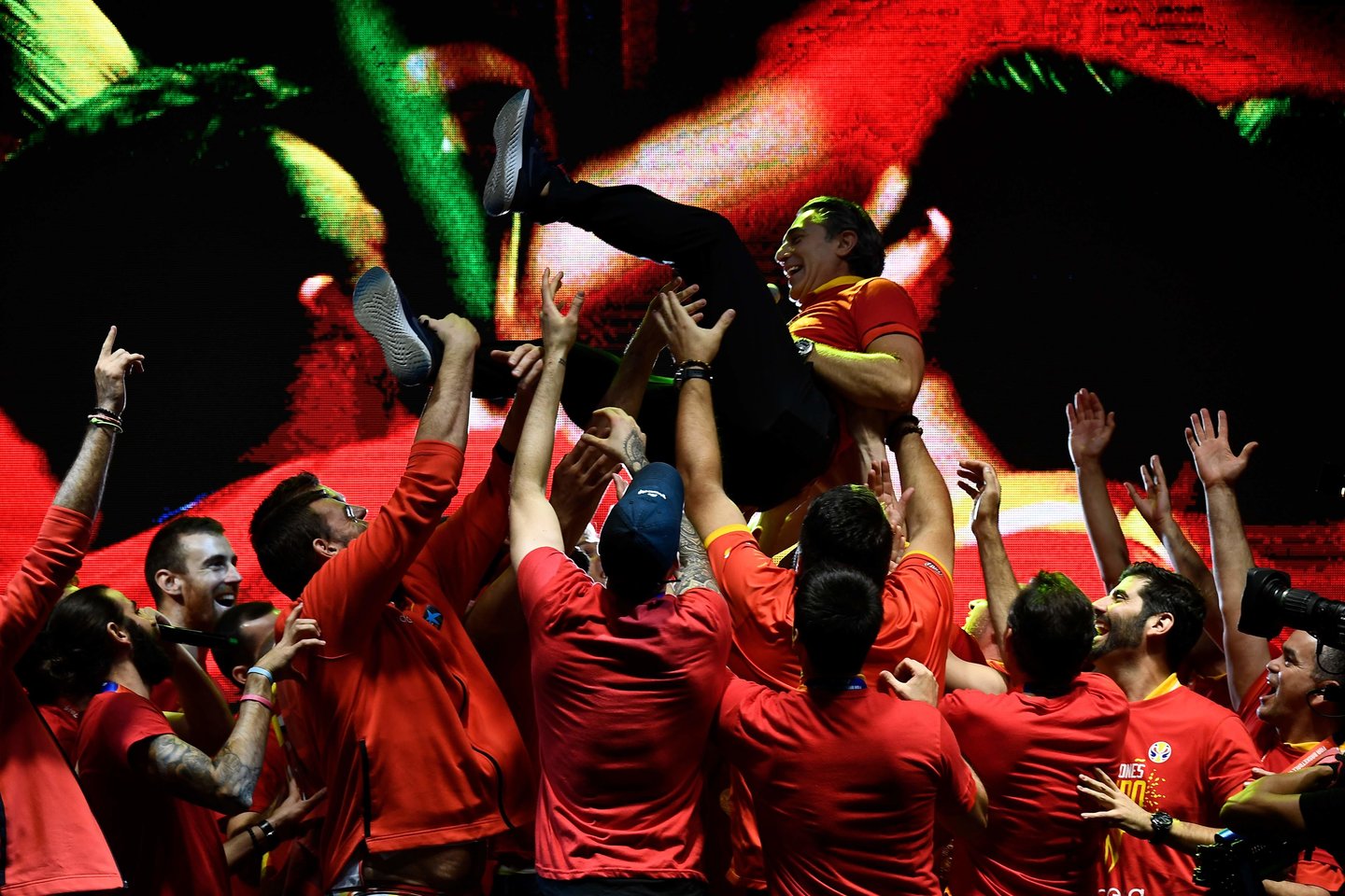  Ispanijoje griausmingai sutikti pasaulio krepšinio čempionai.<br> Scanpix nuotr.