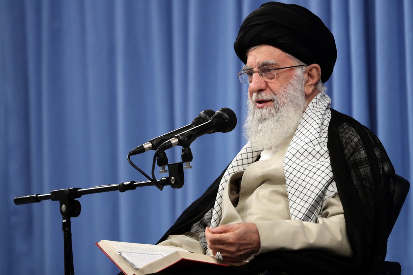 Irano aukščiausiasis lyderis ajatola Ali Khamenei antradienį atmetė galimybę derėtis su JAV.