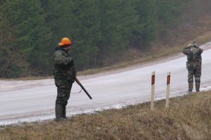 Du vyrai pasismagino miške prie Pagėgių – pareigūnai pričiupo juos su įkalčiu