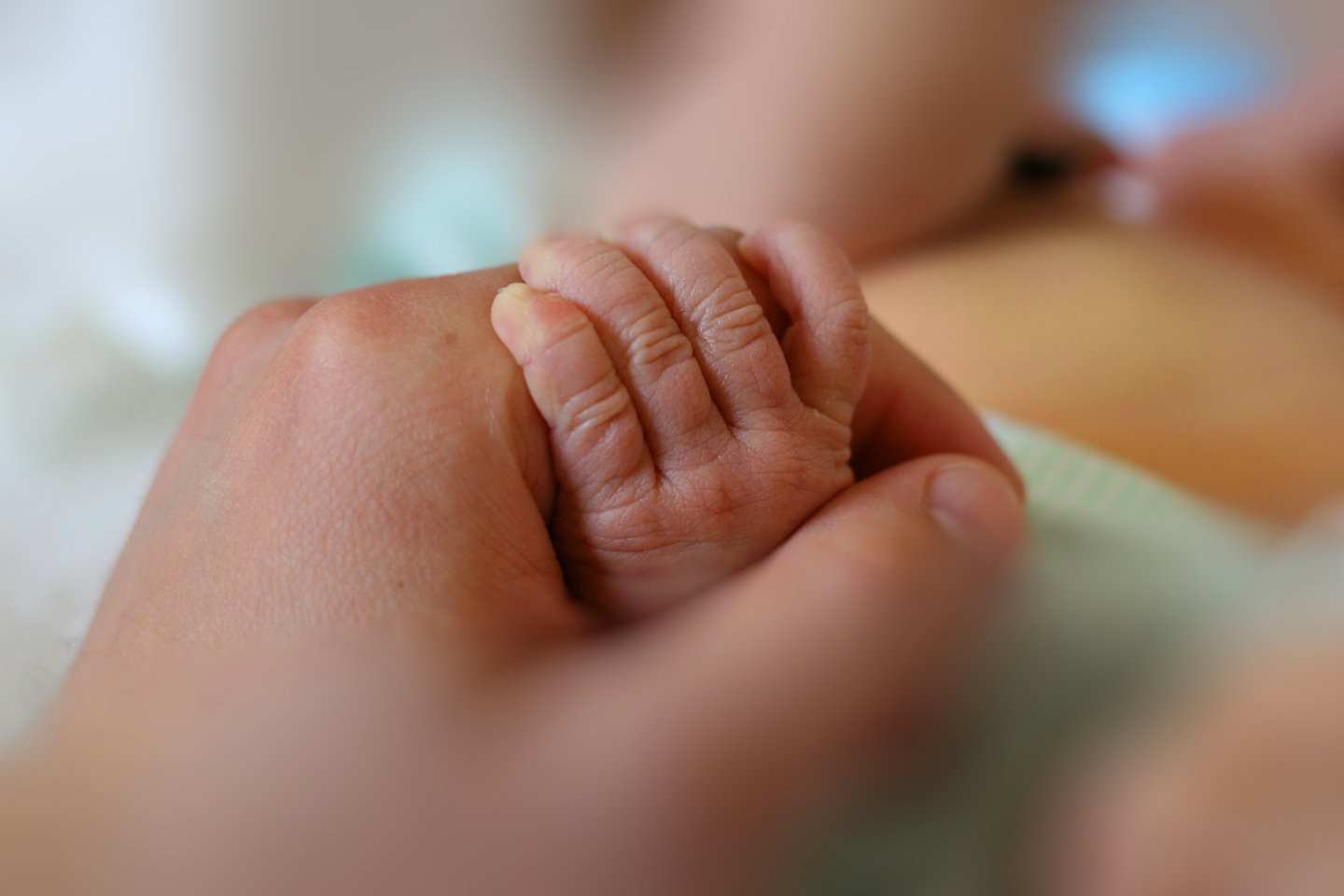 Statistika rodo, kad nuo 1 iki 2 proc. visų kūdikių gimsta su galūnių deformacijomis.<br> 123rf nuotr.