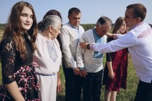 10 brolių savo tėvams surengė ypatingą vestuvių metinių šventę