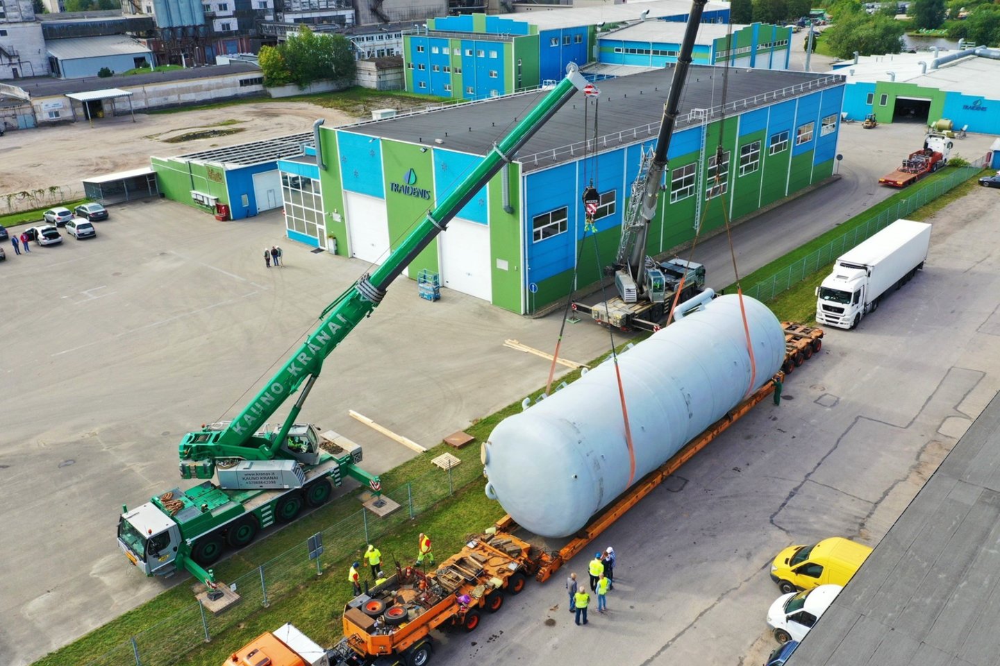 Maždaug 100 tonų sveriantis, 43 metrų aukščio ir 6,7 m skersmens įrenginys iš stiklaplasčio gabentas Lenkijoje specialiai užsakytu transportu.<br>„Traidenio“ nuotr.