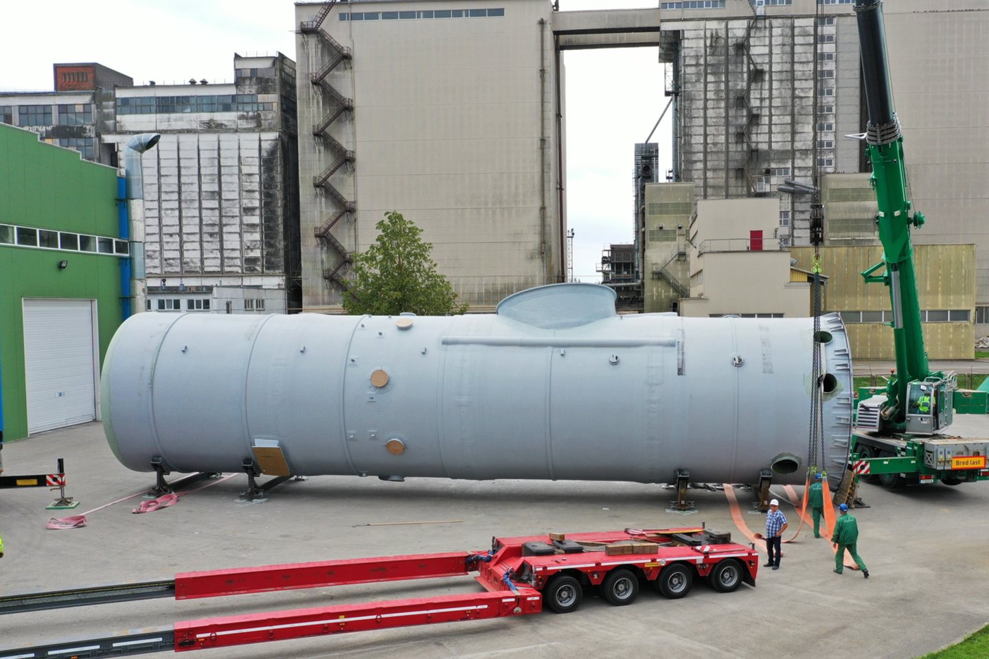 Maždaug 100 tonų sveriantis, 43 metrų aukščio ir 6,7 m skersmens įrenginys iš stiklaplasčio gabentas Lenkijoje specialiai užsakytu transportu.<br> „Traidenio“ nuotr.