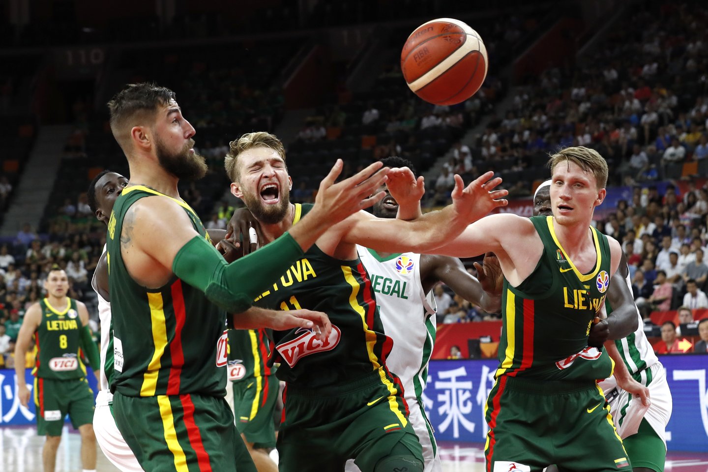 Dvejomis triuškinamomis pergalėmis pasaulio čempionatą pradėjusi Lietuvos rinktinė neįveikė antrojo etapo ir bendroje rikiuotėje liko devinta.<br>Reuters/Scanpix nuotr.