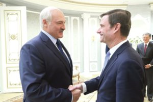 Ledai tarp Minsko ir Vašingtono tirpsta: šalys atkurs diplomatinius santykius