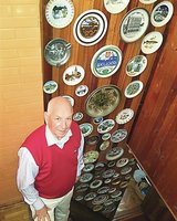 Kolekcininkas visas namų sienas nukabinėjo pačiomis įvairiausiomis lėkštėmis
