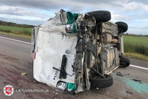Nelaimė kelyje Vilnius–Panevėžys: vilkikai nutrenkė pareigūnų automobilį