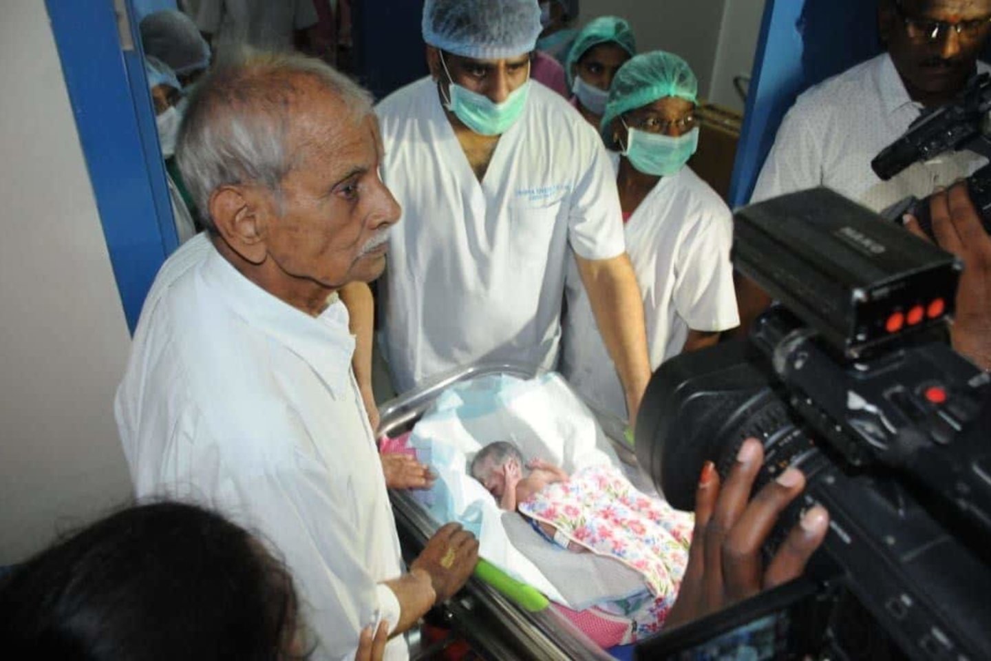 Sitarama Rajarao - dvynukių tėvas, stovi prie vieno iš kūdikių.  <br>B. Venugopalarao nuotr. 