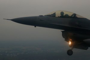 Prancūzijoje sudužo belgų naikintuvas, vienas pilotas nukrito ant elektros laidų