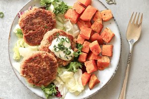 Greitai ir lengvai paruošiami tuno kepsneliai vos iš kelių ingredientų 