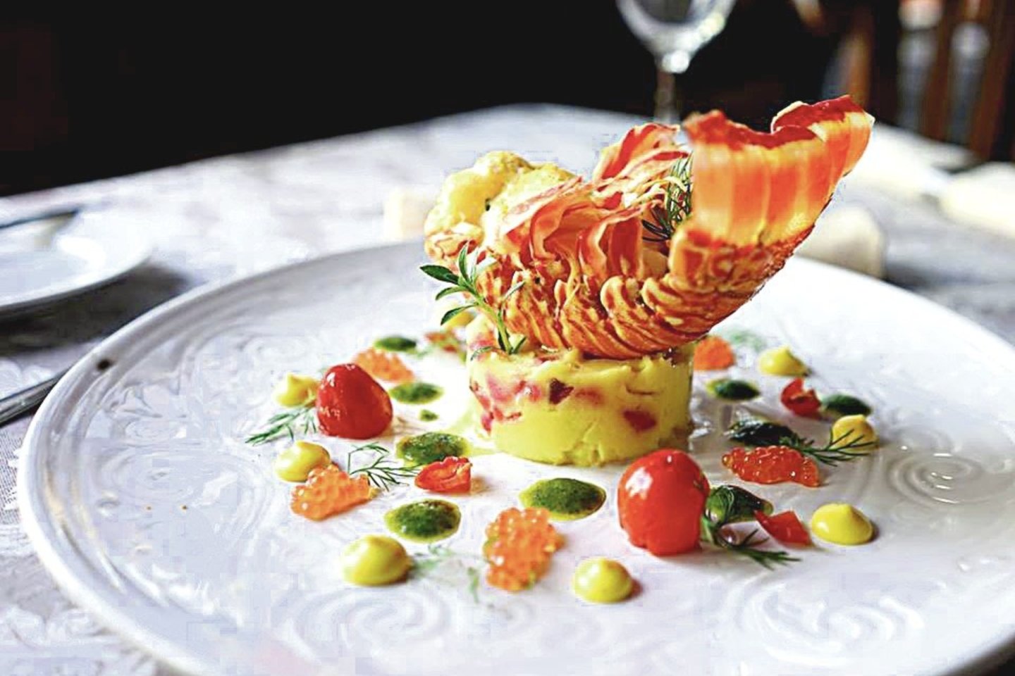 Kurdamas patiekalus D.Černiauskas jungia kelias virtuves, ir tuo išsiskiria iš kitų saloje dirbančių šefų.<br>Nuotr. iš asmeninio albumo