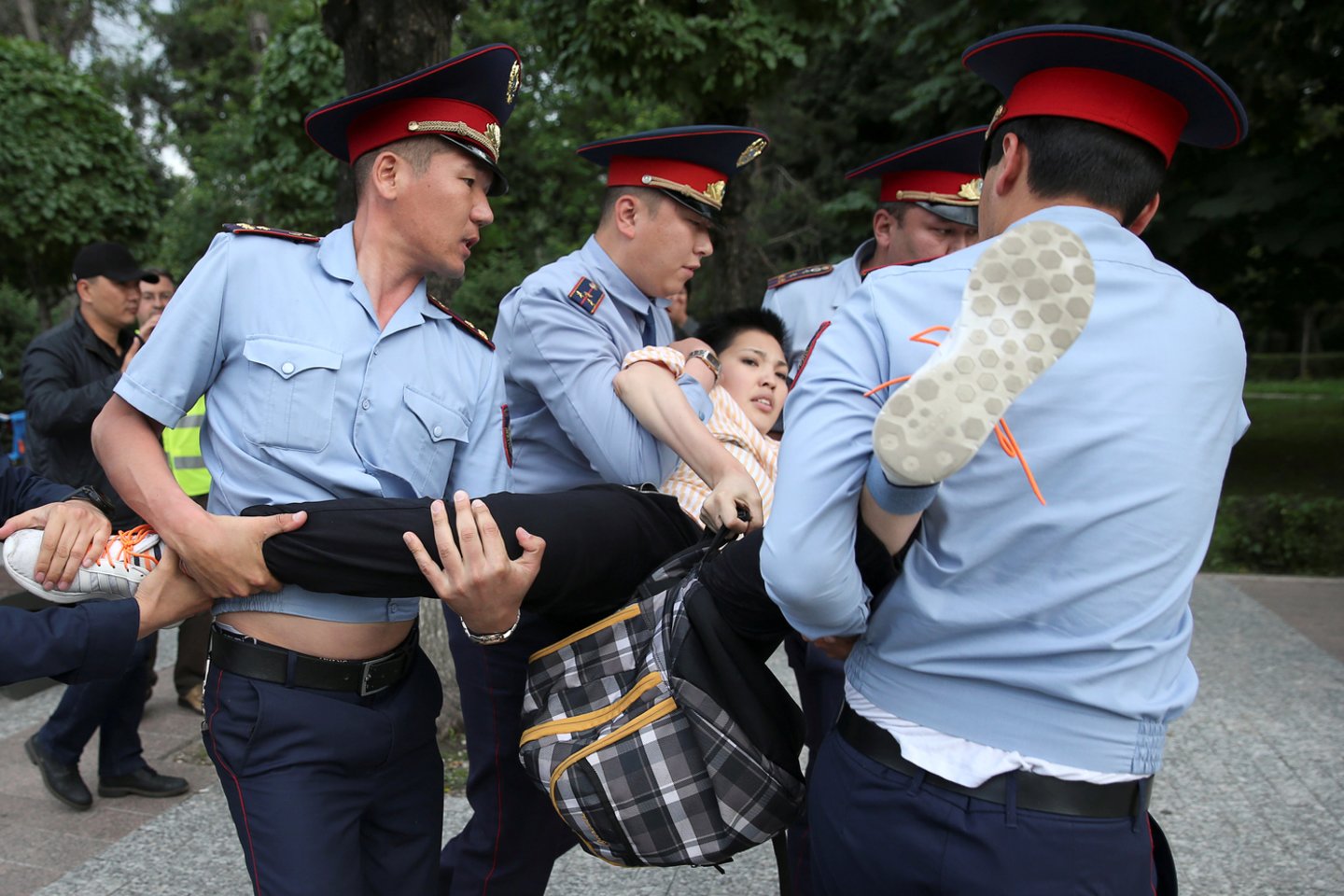  Prieš K.-J.Tokajevo išrinkimą prezidentu birželio 9-ąją ir prisaikdinimą birželio 12-ąją protestavo minios žmonių. Tūkstančius jų policija sulaikė.<br> Reuters/Scanpix nuotr.