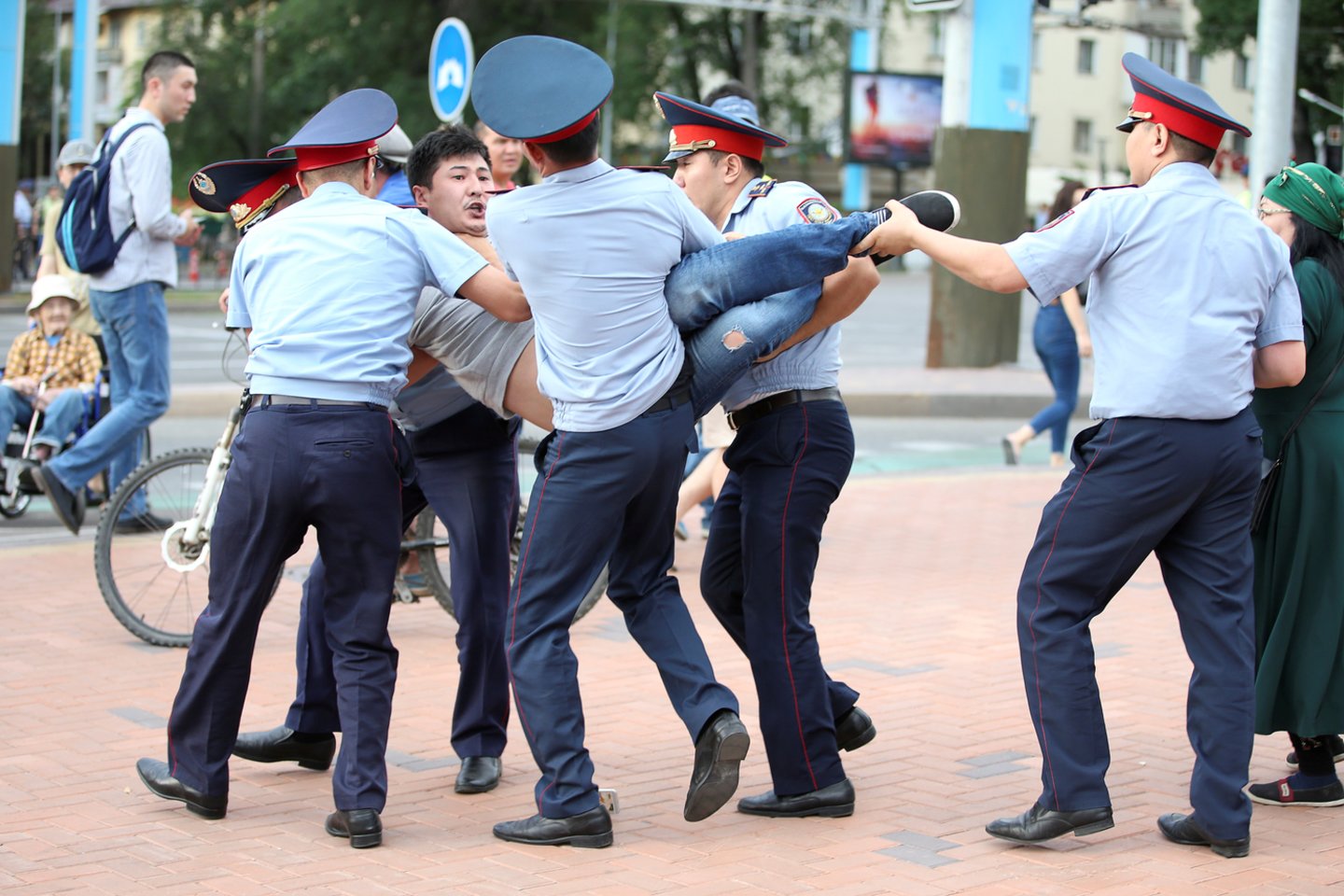  Prieš K.-J.Tokajevo išrinkimą prezidentu birželio 9-ąją ir prisaikdinimą birželio 12-ąją protestavo minios žmonių. Tūkstančius jų policija sulaikė.<br> Reuters/Scanpix nuotr.
