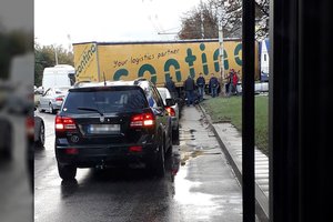 Vilniuje susidūrė motociklas ir vilkikas, prireikė visų tarnybų