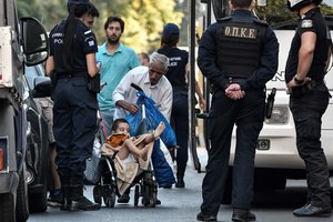 Graikijos policija iš savavališkai užimtų būstų Atėnuose iškeldino per 260 migrantų