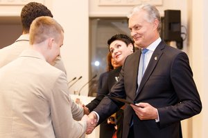 Lietuvos Respublikos Prezidentas Gitanas Nausėda apdovanojo Mokyklų žaidynių nugalėtojus