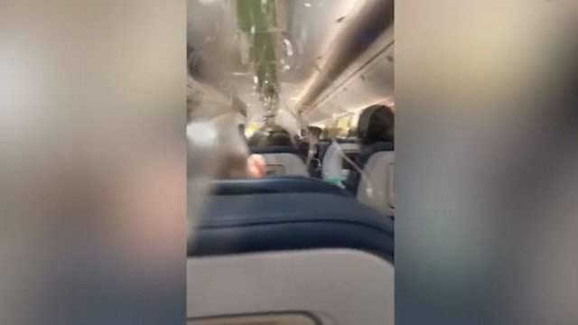 Skrydžio metu lėktuve kilo chaosas – supanikavę keleiviai skubėjo atsisveikinti su mylimaisiais