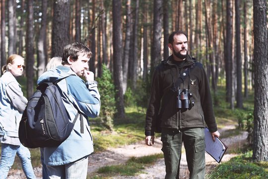Išskirtinių plunksnų kolekcininkas darbus miškuose rikiuoja pagal orą