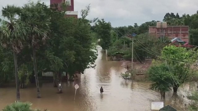 Stiprūs potvyniai sukėlė tragediją: evakuota per 10 tūkst. šeimų