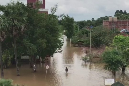 Stiprūs potvyniai sukėlė tragediją: evakuota per 10 tūkst. šeimų