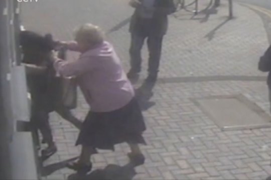 Nuo plėšikės apsigynusi 81-erių močiutė: „Iš manęs to tikrai nesitikėjo“