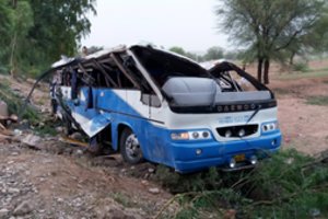 Pakistane per autobuso avariją žuvo 23 žmonės, dar 18 sužeisti