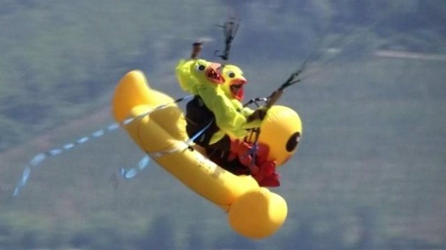 Pasigrožėkite: Alpėse vyksta nuotaikingas parašiutininkų karnavalas