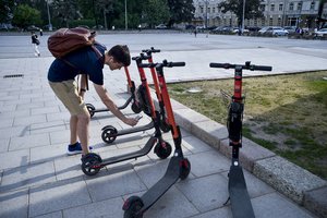 Elektrinių paspirtukų privalumus miestuose išnaudoti trukdo viena problema