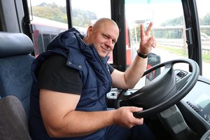 Kauno „šoumenas“ vėl puolė į purvą: pranešama apie naują tvirkinimo bangą, apklausta 80 merginų