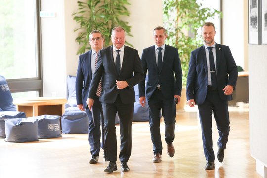 Du valstiečiai siūlo kelti pareiginės algos koeficientus: tai leistų premjerui ir ministrams padidinti algas