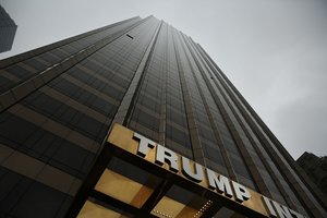 Niujorke iš dangoraižio „Trump Tower“ pagrobta daugiau kaip 350 tūkstančių dolerių vertės brangenybių