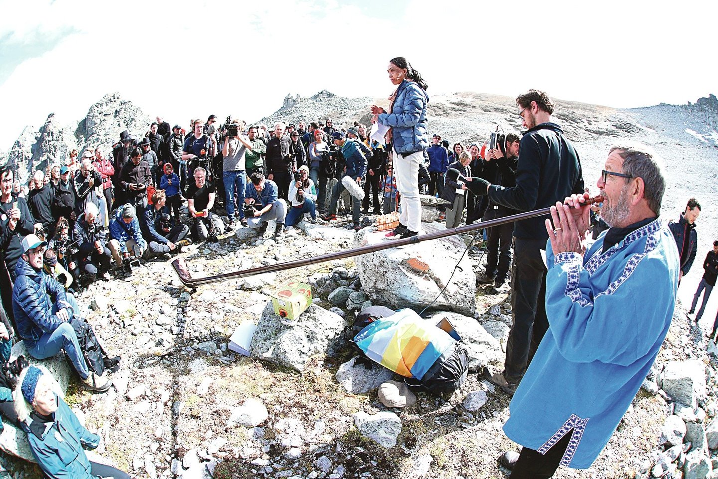  Dešimtys klimato kaitos aktyvistų, keliautojų ir vietos gyventojų sekmadienį susirinko į simbolines Pizolio ledyno laidotuves Šveicarijos Alpėse.<br> Reuters/Scanpix nuotr.