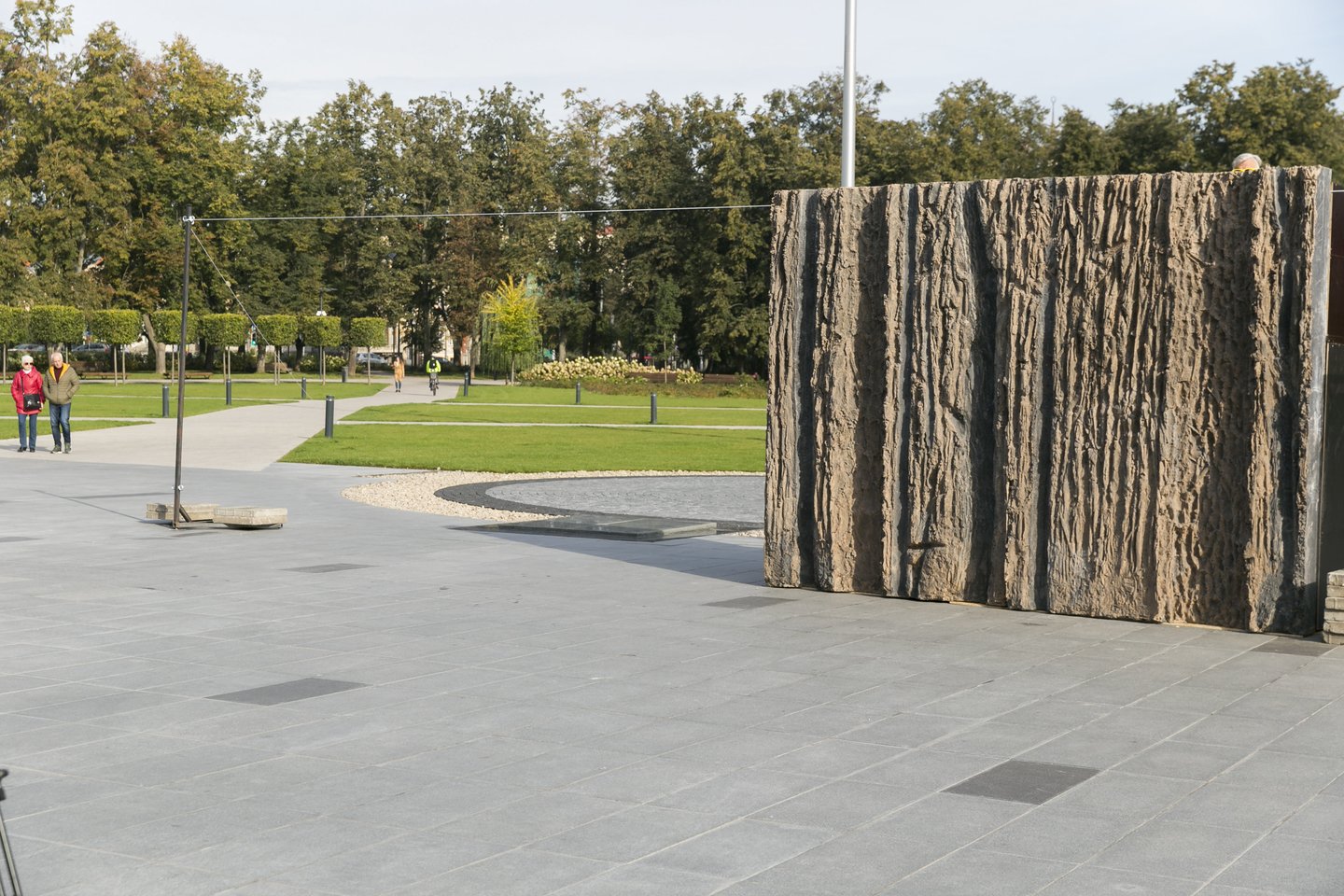 Centrinėje sostinės Lukiškių aikštėje pastatytas skulptoriaus Andriaus Labašausko memorialo „Laisvės kalva“ maketas.<br>T.Bauro nuotr.