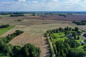 Seimas linksta ūkininkams leisti įsigyti triskart didesnius į jų žemę įsiterpusius sklypus