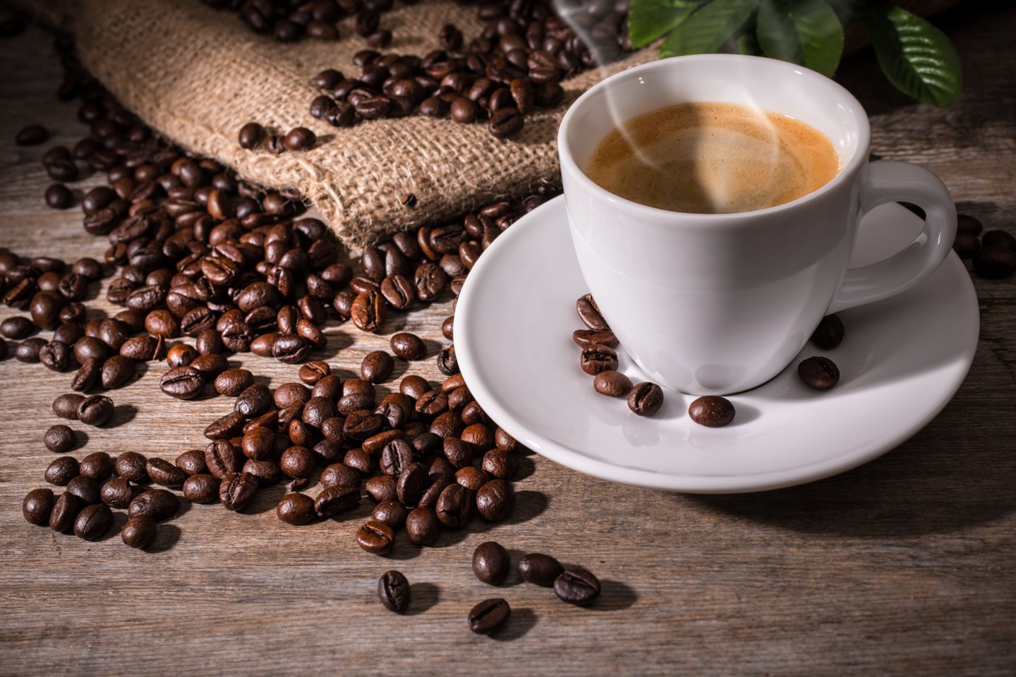 Geriant vieną kavos puodelį per dieną, tulžies akmenų ligos rizika sumažėjo trimis procentais, tačiau didžiausią poveikį turėjo keli puodeliai per dieną.<br> 123rf nuotr.