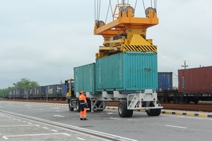 Mažins spūstis keliuose – krovinių srautą perkels geležinkeliams