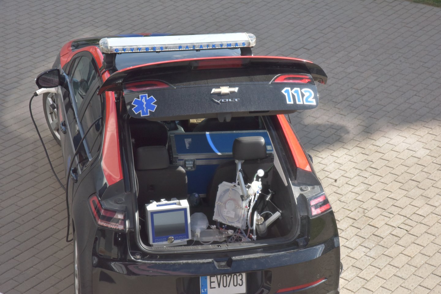 „EKMO tarnybos“ automobilyje nėra įprastos bagažinės. Jos vietoje buvo įmontuota sistema, kuri gali padėti tada, kai žmogaus gyvybei gresia rimtas pavojus.<br>P.Katauskio nuotr.