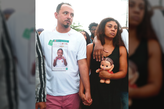 Žmonės gedi ir keikia valdžią dėl vaikų nužudymų