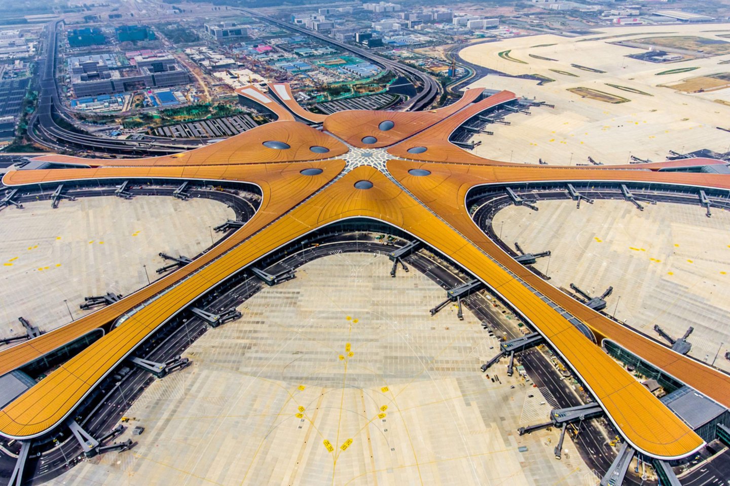 Oro uoste veiks aštuoni kilimo ir tūpimo takai ir jis galės aptarnauti iki 100 mln. keleivių per metus.<br> AFP/Scanpix nuotr.