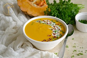 Trinta moliūgų sriuba su skrudinta šonine: vėsią dieną nėra nieko geriau 