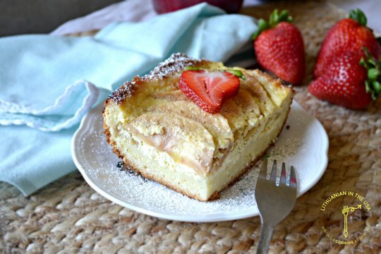 Švelnaus skonio varškės ir obuolių pyragas pradžiugins visus 