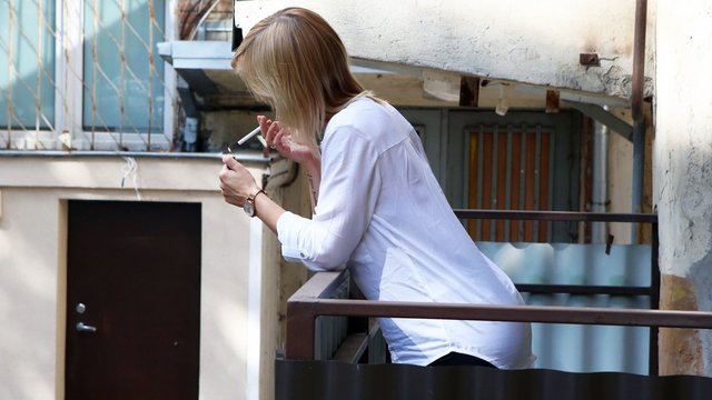 Rūkantieji gali atsipalaiduoti: stringa siūlymas dėl draudimo rūkyti balkonuose
