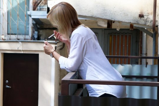 Rūkantieji gali atsipalaiduoti: stringa siūlymas dėl draudimo rūkyti balkonuose