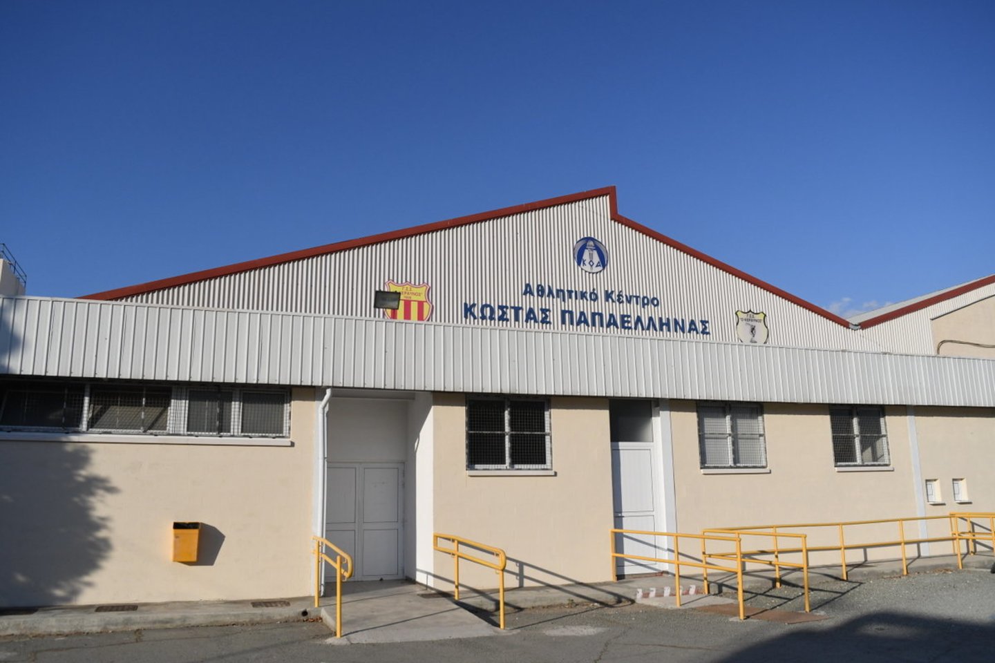 Nikosija vis dar prisimena, kaip šioje senutėlėje „Costas Papaellinas“ arenoje 1998-aisiais „Keravnos“ nukovė patį Kauno „Žalgirį“.<br>R.Stankevičiūtės nuotr.