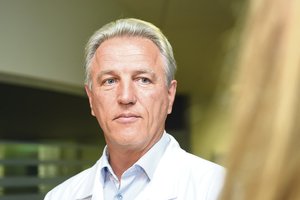 Skandalinga buvusio Santaros klinikų vadovo byla bliūkšta