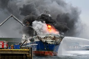 Šiaurės Norvegijoje užsidegė Rusijos žvejybos traleris, iškilo sprogimo grėsmė