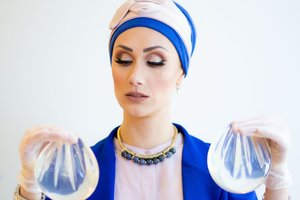 Krūtų implantai Australijos lietuvės gyvenimą pavertė košmaru